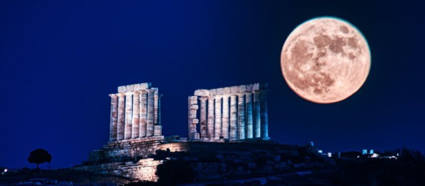 Εντυπωσιακές εικόνες από το «Φεγγάρι της Φράουλας» σε όλη την Ελλάδα (φώτο)