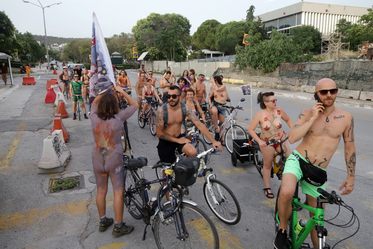 Διεθνής Γυμνή Ποδηλατοδρομία: Κατέκλυσαν τους δρόμους της Θεσσαλονίκης οι γυμνοί ποδηλάτες (βίντεο)