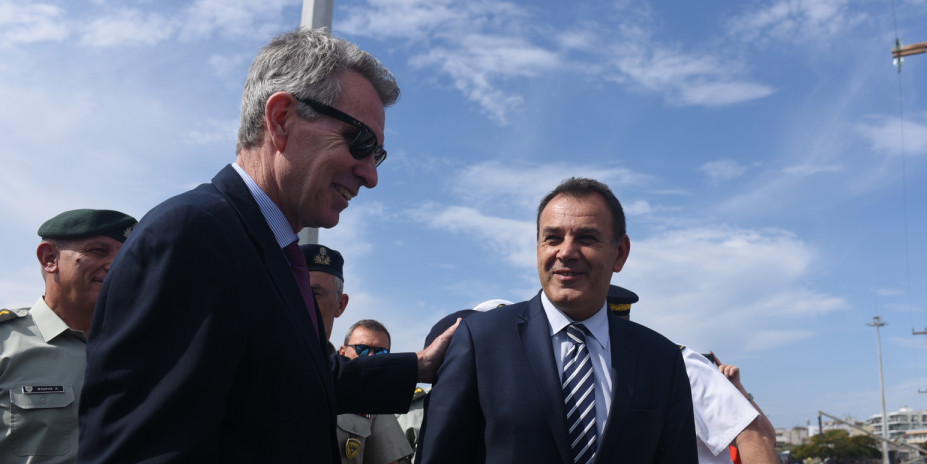 «Αποικία ζητιάνων» η Ελλάς: Σύσσωμη -πλην πρωθυπουργού- πολιτική & στρατιωτική ηγεσία αποχαιρετά έναν… Αμερικανό ΑΚΑΜ