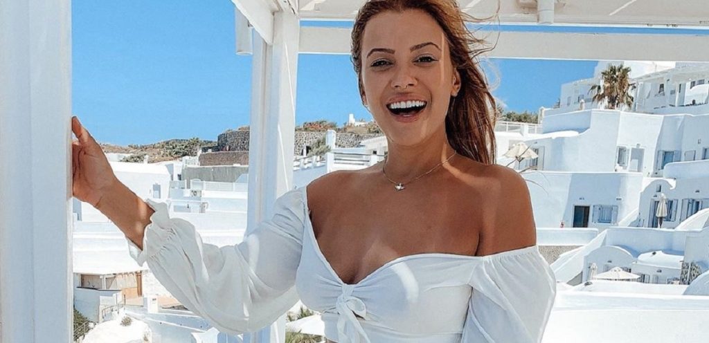 Η Λάουρα Νάργες έβαλε το μαγιό της και «κλέβει» την παράσταση (φώτο)