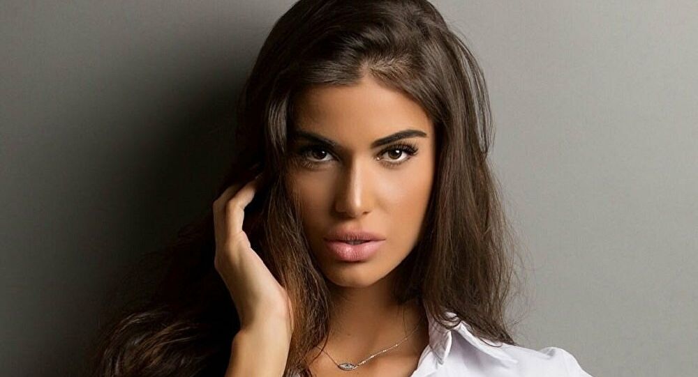 Ιωάννα Μπέλλα: «Ξεσήκωσε» τη Μύκονο με το «καυτό» της μπικίνι (βίντεο-φωτο)