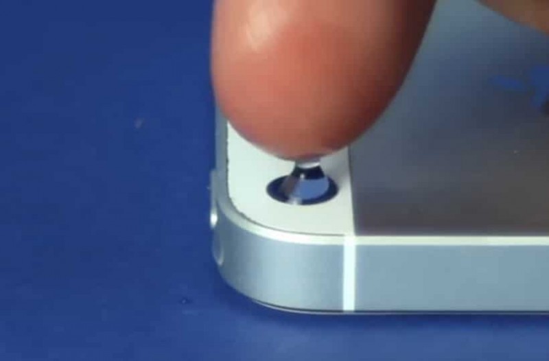 Βάζει μία σταγόνα νερού πάνω στον φακό του κινητού του – Μόλις δείτε γιατί θα το κάνετε και εσείς!