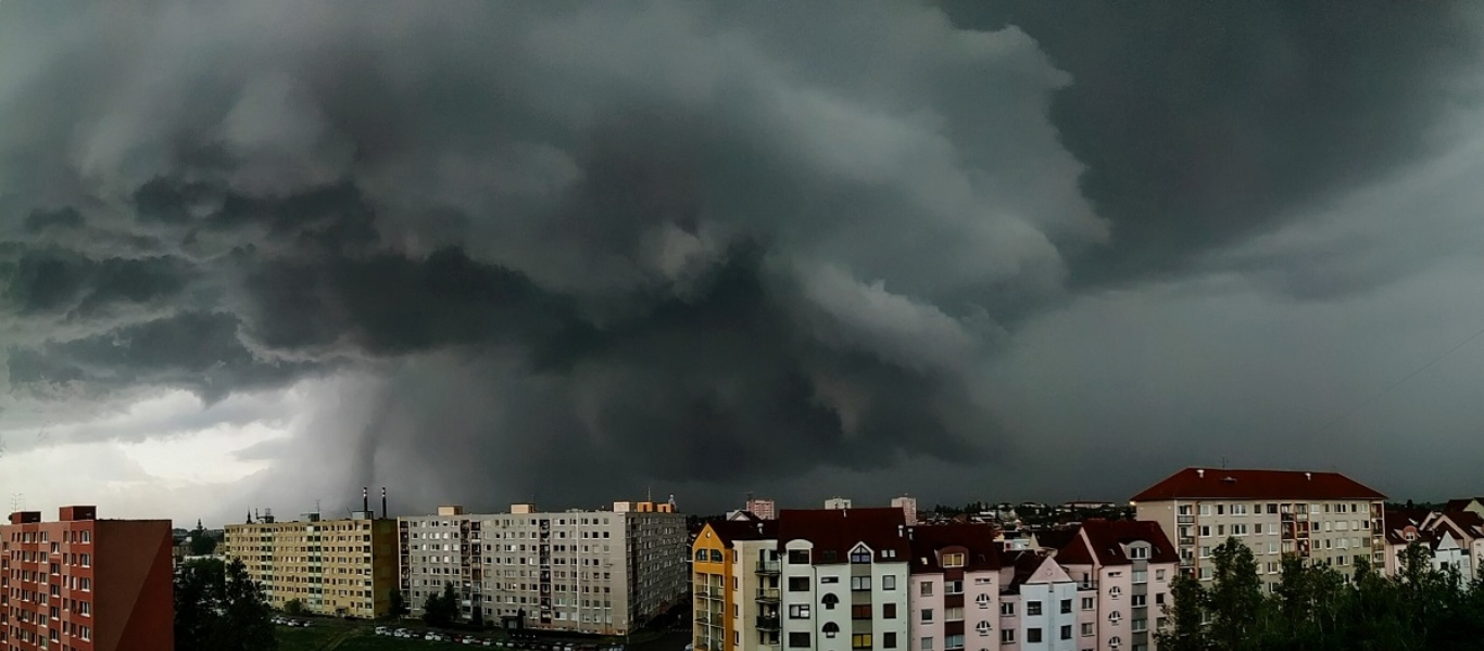 Ισχυρός ανεμοστρόβιλος έπληξε την Τσεχία – Νεκροί και τραυματίες ο απολογισμός (βίντεο)