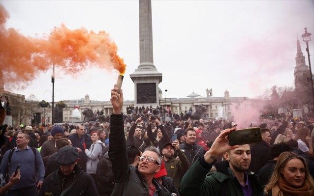 Χιλιάδες Βρετανοί στους δρόμους διαδηλώνουν κατά των lockdown & ζητούν την «ελευθερία» τους