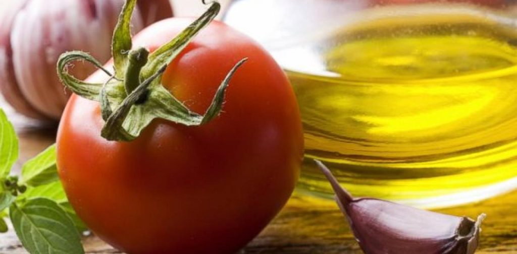 Αυτός είναι ο λόγος που πρέπει να βάζουμε ελαιόλαδο στη ντομάτα μας