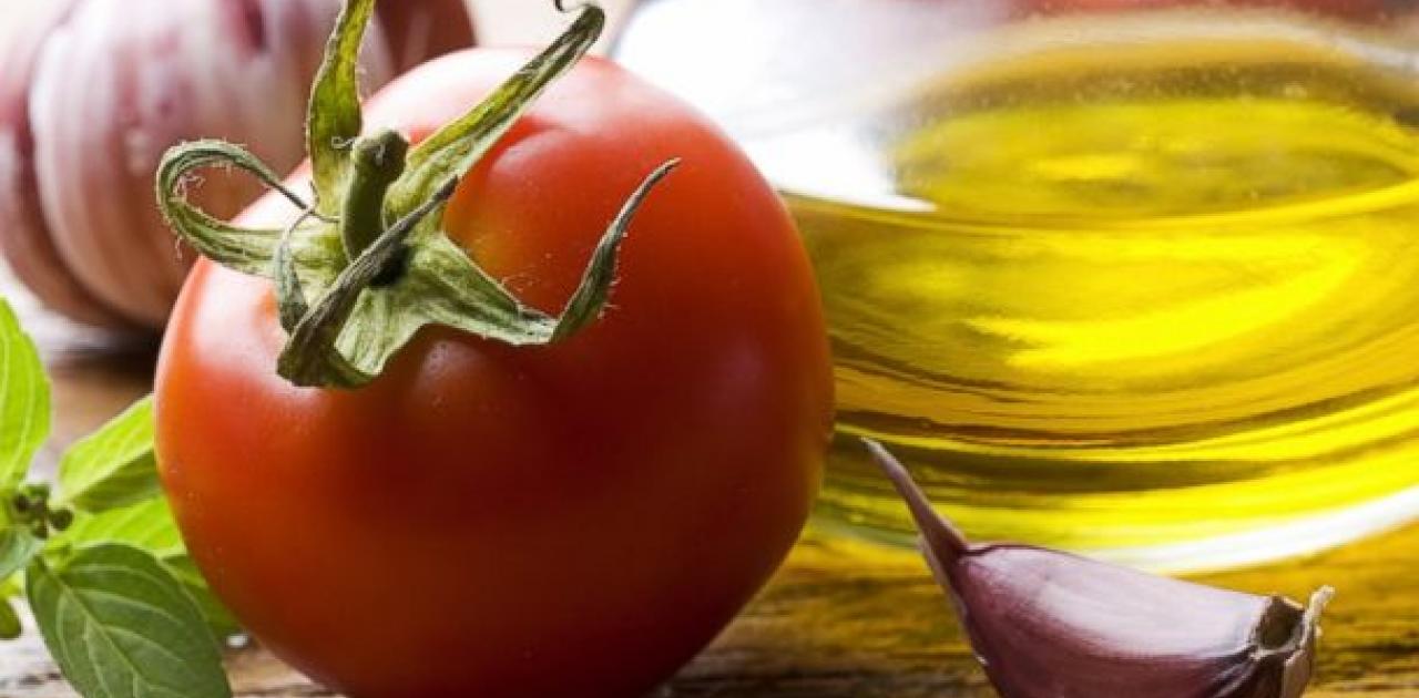 Αυτός είναι ο λόγος που πρέπει να βάζουμε ελαιόλαδο στη ντομάτα μας