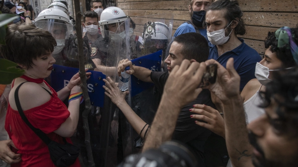Κωνσταντινούπολη: Βγήκαν για το Gay Pride παρά την απαγόρευση – Και οι αρχές έβγαλαν την αστυνομία… (βίντεο)