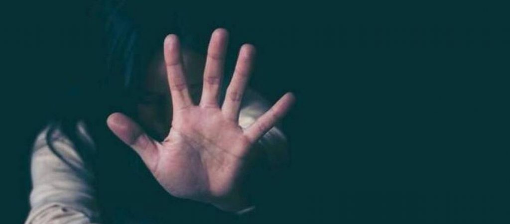 Η στιγμή που γυναίκα έβγαλε μαχαίρι για να γλιτώσει από άνδρα που την παρακολουθούσε για 40 λεπτά (βίντεο)