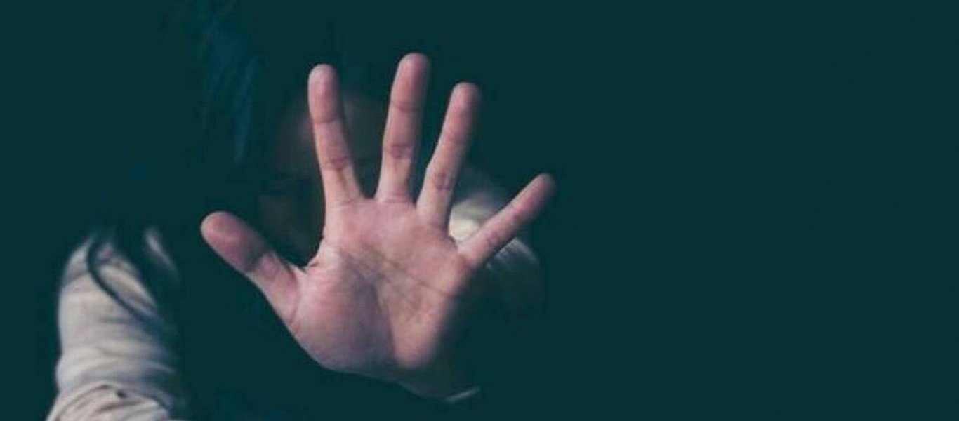 Η στιγμή που γυναίκα έβγαλε μαχαίρι για να γλιτώσει από άνδρα που την παρακολουθούσε για 40 λεπτά (βίντεο)