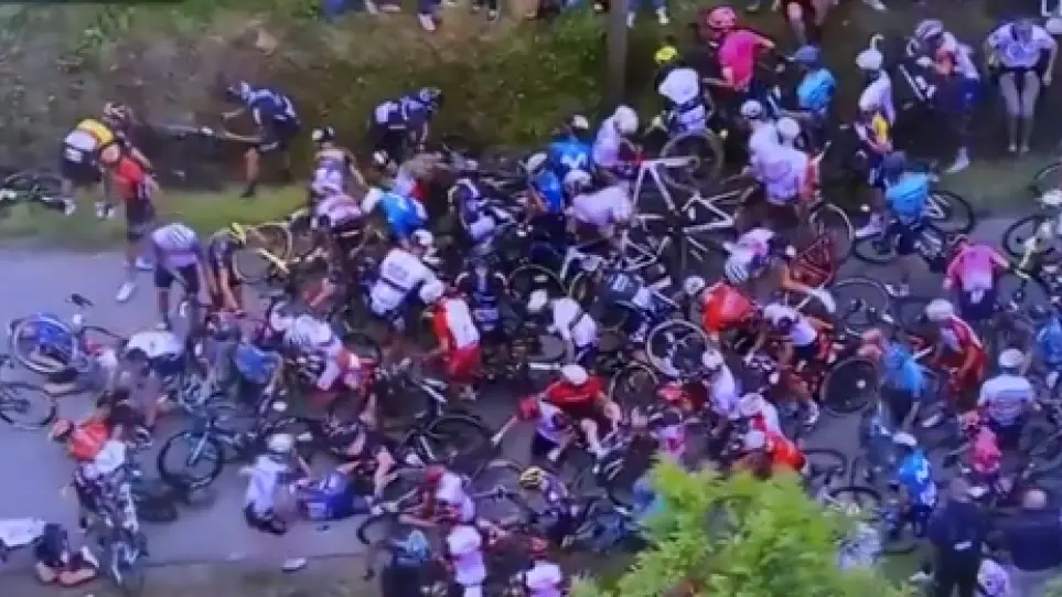 Tour de France: Απίστευτη «καραμπόλα» εξαιτίας θεατή που πόζαρε στις κάμερες (βίντεο)