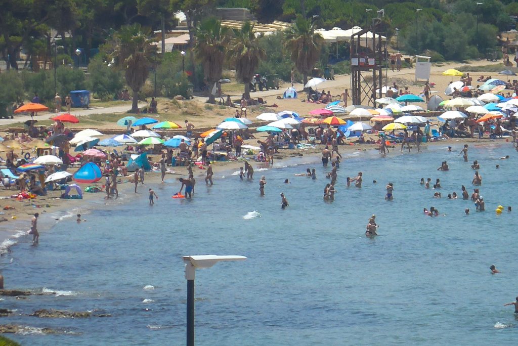 «Βούλιαξαν» οι παραλίες της Αττικής – Όπου «φύγει φύγει» οι Αθηναίοι λόγω καύσωνα (φωτο)