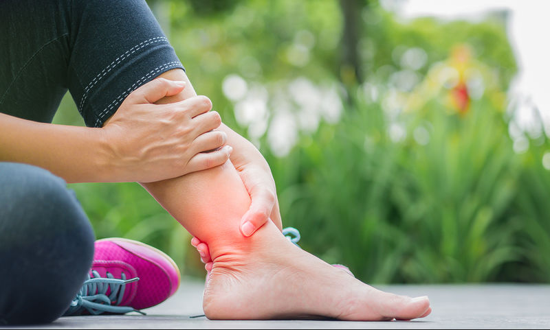 Πρησμένα πόδια: Πέντε τρόποι για να αντιμετωπίσετε την κατακράτηση υγρών με φυσικό τρόπο