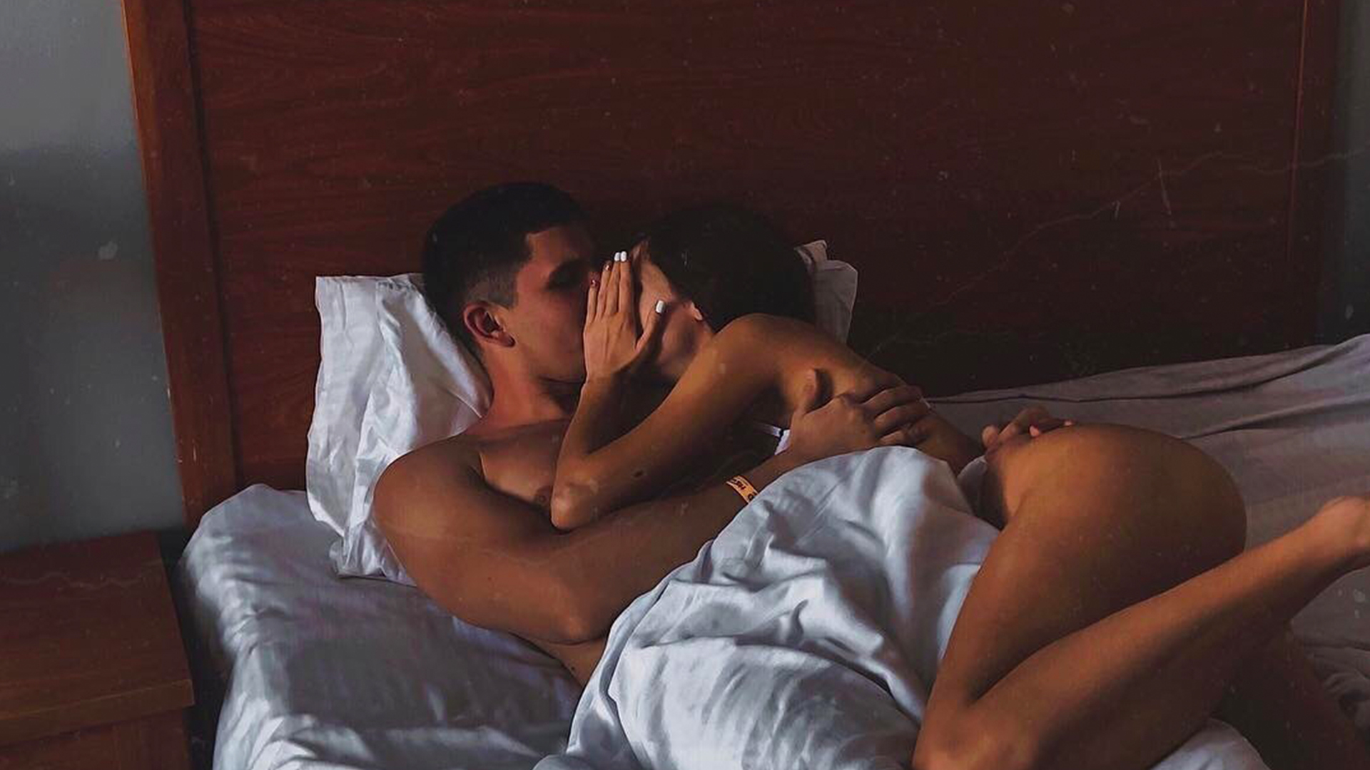 Οι 6+1 τρόποι για να απολαύσετε τη σεξουαλική επαφή εν μέσω καύσωνα