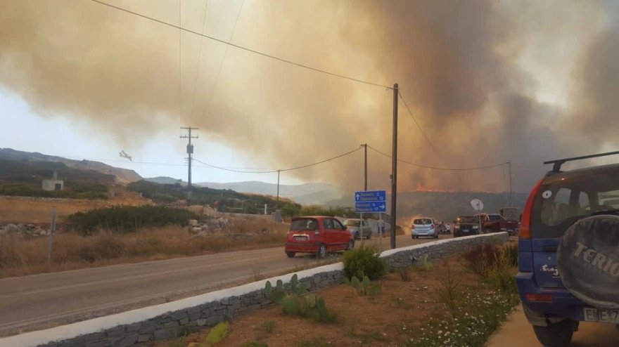 Καίγεται ξανά η Ελλάδα: Εκτός ελέγχου η φωτιά στην Πάρο – Κοντά σε σπίτια οι φλόγες (βίντεο)