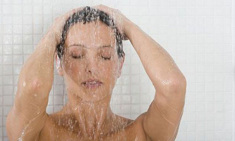 Καύσωνας: Ποιοι πρέπει να μην κάνουν κρύα ντους