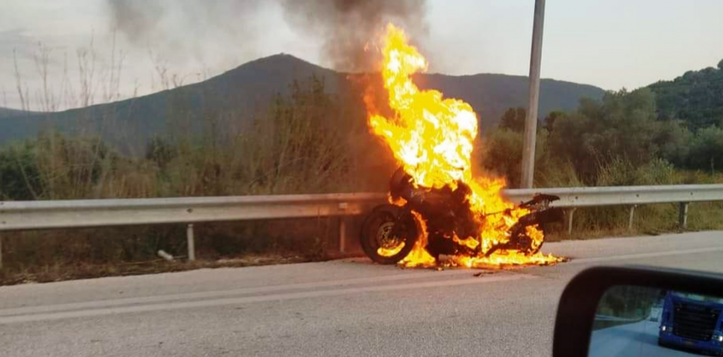 Φωτιά σε μηχανή στην Αθηνών – Κορίνθου