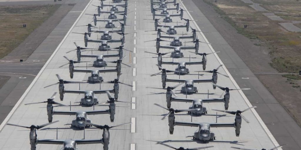 Όταν οι Αμερικανοί πεζοναύτες πραγματοποιούσαν επίδειξη ισχύος με μαζική απογείωση αεροσκαφών και ελικοπτέρων (βίντεο)