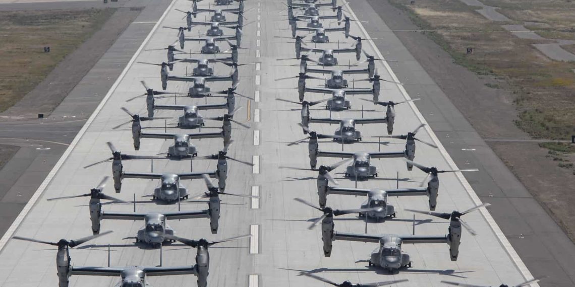 Όταν οι Αμερικανοί πεζοναύτες πραγματοποιούσαν επίδειξη ισχύος με μαζική απογείωση αεροσκαφών και ελικοπτέρων (βίντεο)