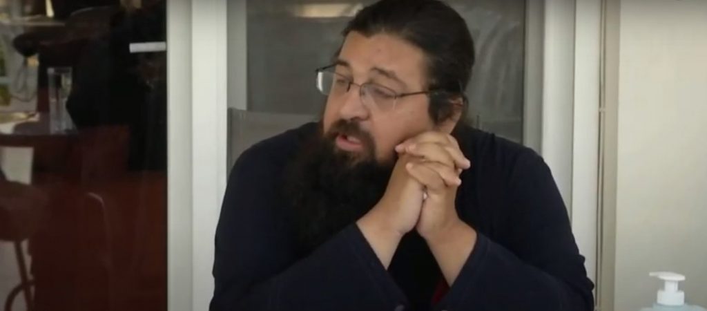 Πατέρας Βησσαρίωνας για επιμέλεια του μωρού της Καρολάιν: «Έχω χώρο σπίτι μου, μπορώ να βοηθήσω» (βίντεο)