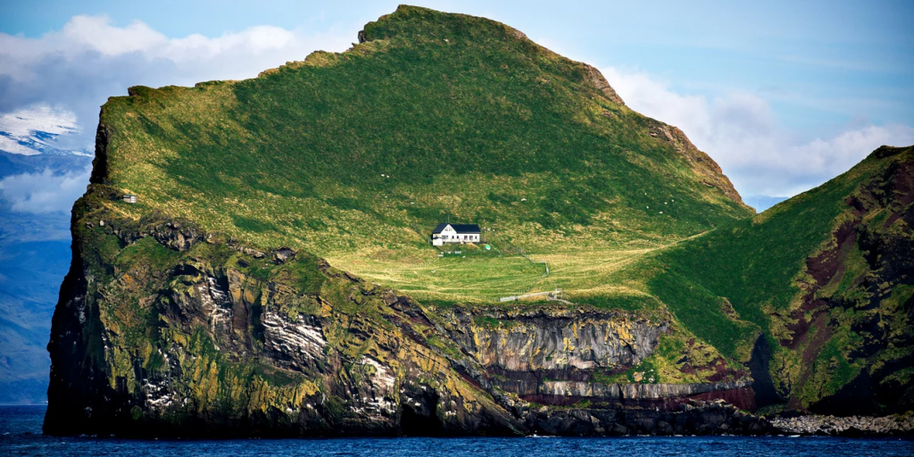 Το πιο απομονωμένο σπίτι στον κόσμο -Πάνω σε ένα μακρινό νησί στην Ισλανδία (βίντεο)
