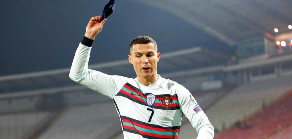 Κριστιάνο Ρονάλντο: Πέταξε το περιβραχιόνιό του μετά τον αποκλεισμό από το Βέλγιο (Βίντεο)