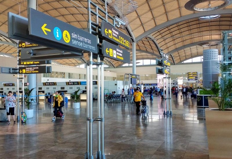 Η Ισπανία επαναφέρει το αρνητικό τεστ για τους Βρετανούς που φτάνουν στις Βαλεαρίδες