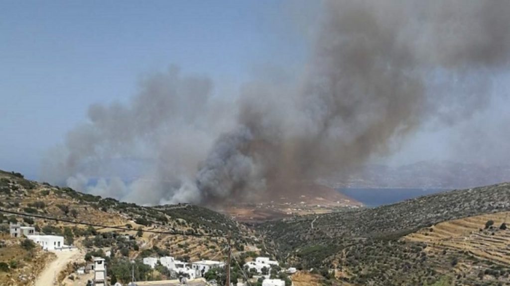 Φωτιά στην Πάρο: Αναζωπυρώθηκε στην περιοχή του Προδρόμου (βίντεο)