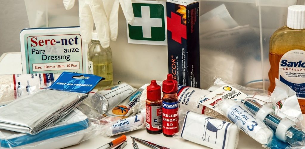 Το φαρμακείο του ταξιδιού: Τι πρέπει να περιέχει το σωστό κουτί πρώτων βοηθειών για τις διακοπές