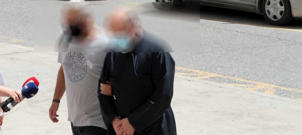 Στον εισαγγελέα με αποδοκιμασίες ο ιερέας που κατηγορείται για βιασμό ανήλικων κοριτσιών – «Κρεμάλα πουσ…παπα»