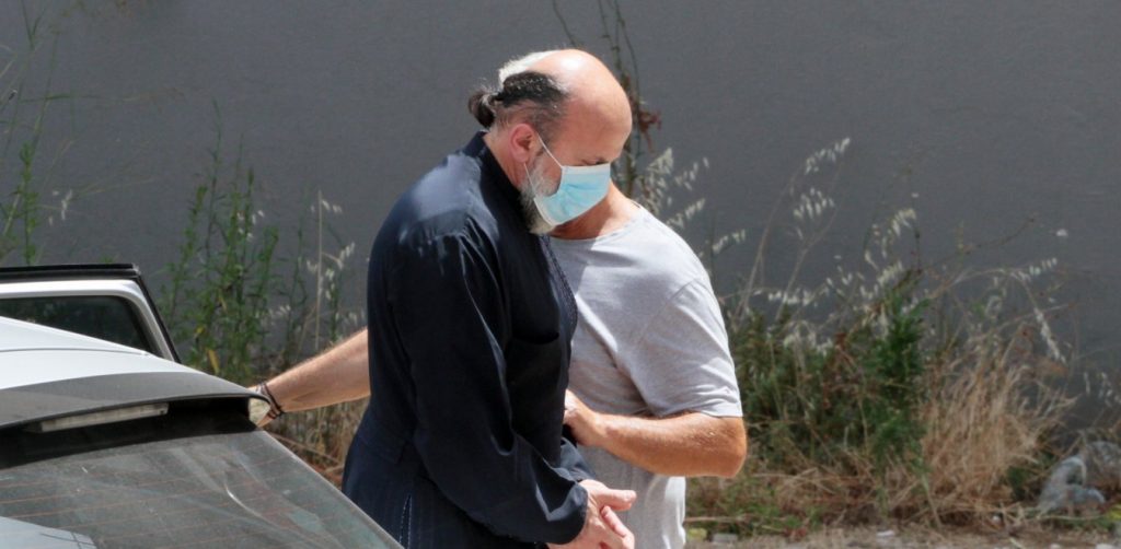 Σύλληψη ιερέα στο Αγρίνιο: Βρέθηκε 19χρονη γυναίκα κρυμμένη στη… ντουλάπα του σπιτιού του!