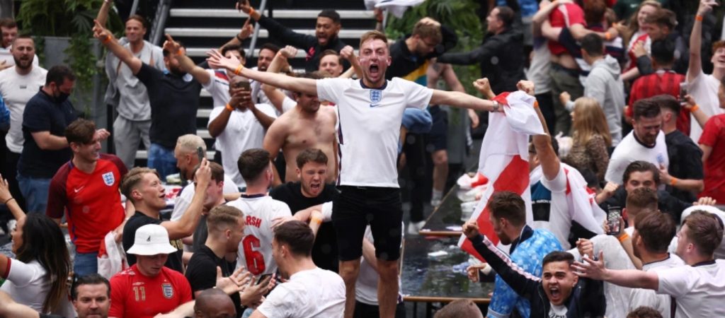 Euro 2020: Στους δρόμους οι Άγγλοι – Πανηγύρισαν ξέφρενα την πρόκριση στα προημιτελικά (βίντεο)