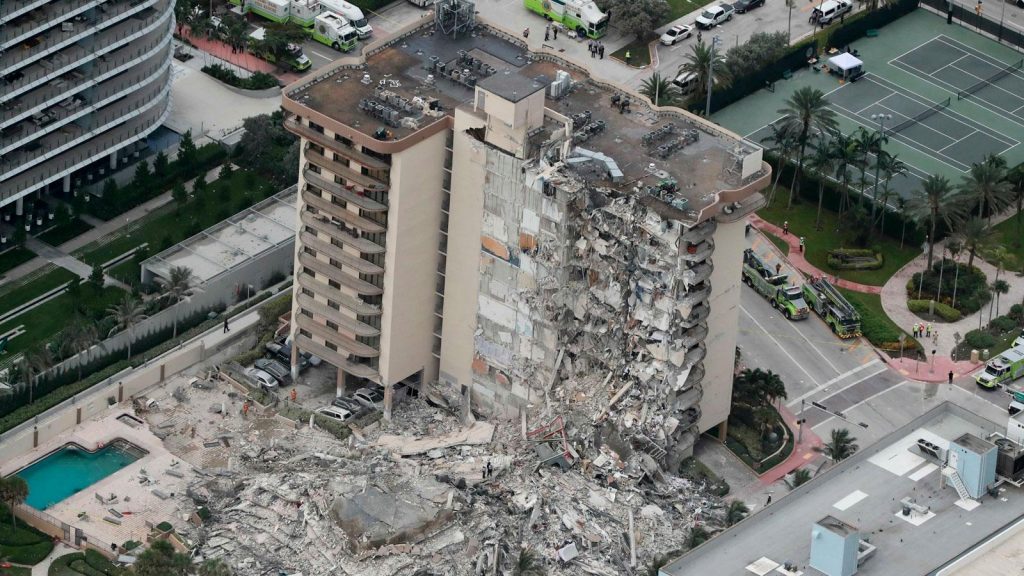 Κατάρρευση πολυκατοικίας στη Φλόριντα: Μυστήριο με κλήσεις αγνοουμένων στα παιδιά τους