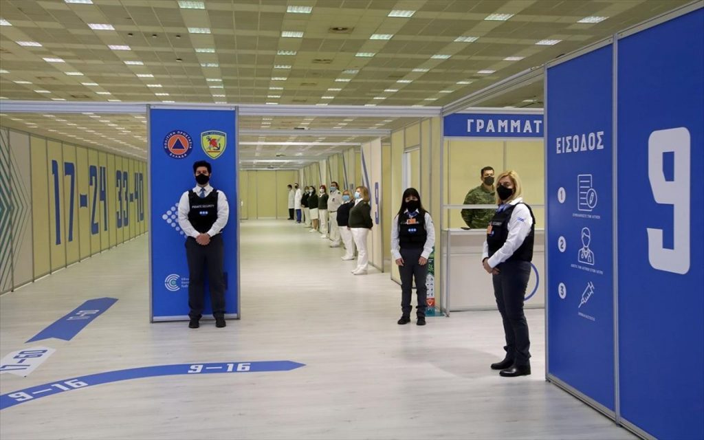 Σήμερα στις 12:30 ανακοινώνονται τα «προνόμια» σε εμβολιασμένους: Εκδηλώσεις δύο ταχυτήτων με «φράχτες» μεταξύ ανθρώπων