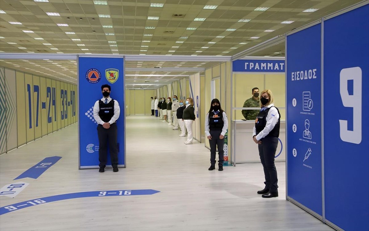 Σήμερα στις 12:30 ανακοινώνονται τα «προνόμια» σε εμβολιασμένους: Εκδηλώσεις δύο ταχυτήτων με «φράχτες» μεταξύ ανθρώπων