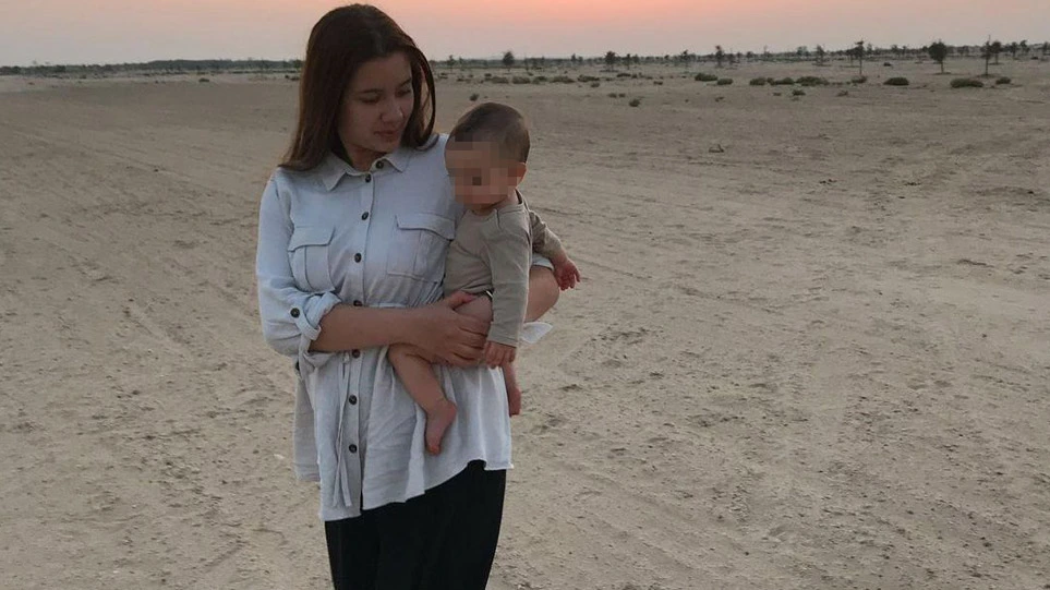 Έφτασε στην Αλόννησο η μικρή Λυδία με τη μητέρα της Κάρολαϊν