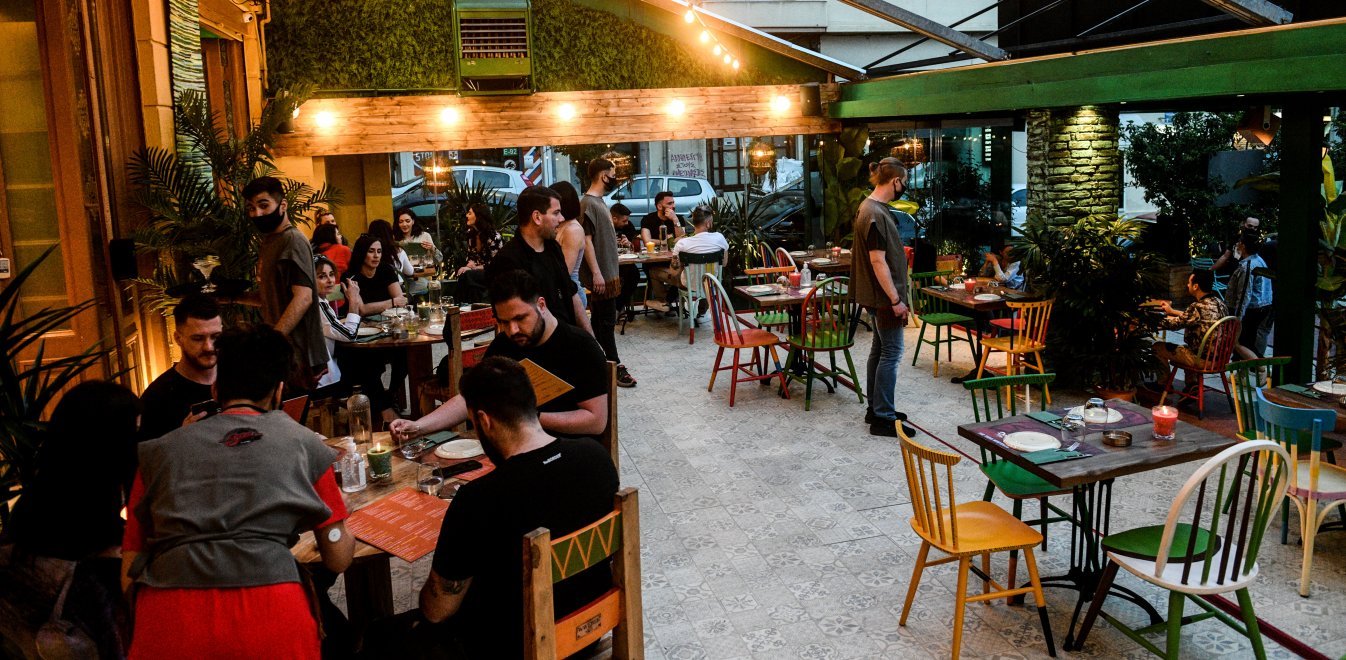 Στα «κάγκελα» οι χρήστες του Twitter για τις ανακοινώσεις περί προνομίων στους εμβολιασμένους (φώτο)