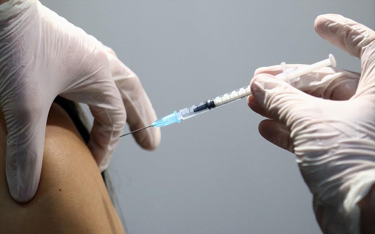 Δεν βγαίνουν οι αριθμοί των εμβολίων στην κυβέρνηση και τα κάνει υποχρεωτικά! – Ποιοι παίρνουν «σειρά» μετά την ΕΜΑΚ