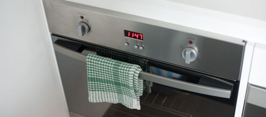 Κρεμάτε την πετσέτα μπροστά από τον φούρνο; – Δείτε γιατί είναι λάθος