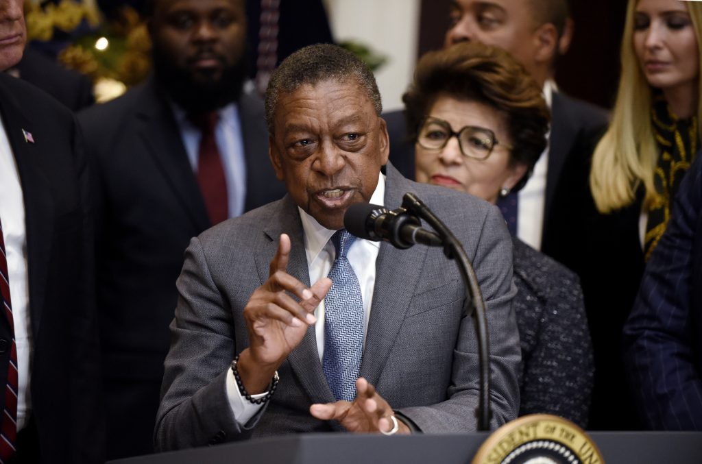 Ρόμπερτ Λ. Τζόνσον: Ο δισεκατομμυριούχος της Αμερικής… ζητεί αποζημίωση από την κυβέρνηση των ΗΠΑ