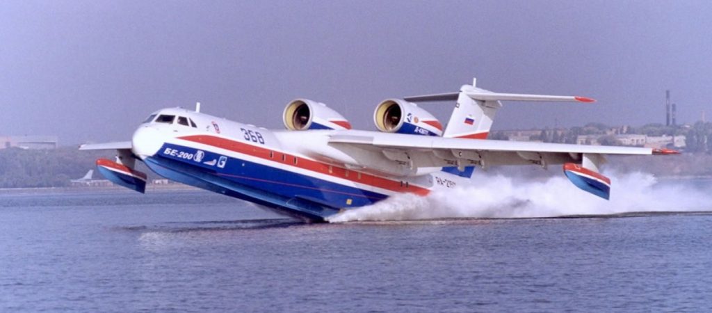 Η Ρωσία έστειλε βοήθεια στην Ελλάδα – Προσγειώθηκε το αεροπλάνο έκτακτης ανάγκης Be-200 (φώτο)