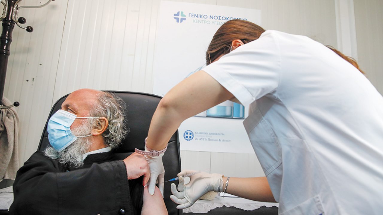 «Ειδικοί» σε αμόκ: «Να γίνει υποχρεωτικός ο εμβολιασμός των ιερέων»