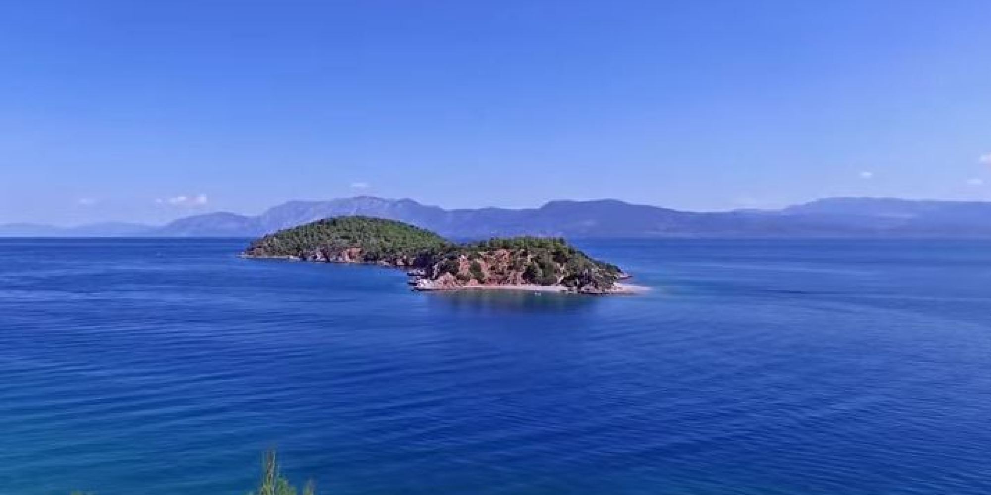 Το «παραδεισένιο» νησί της Ελλάδας που κανείς δεν γνωρίζει και απέχει μόλις 1 ώρα από την Αθήνα (βίντεο)