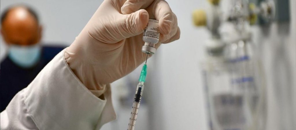 ΕΜΑ: «Τα 4 εμβόλια που έχουν εγκριθεί προστατεύουν έναντι όλων των μεταλλαγμένων στελεχών»