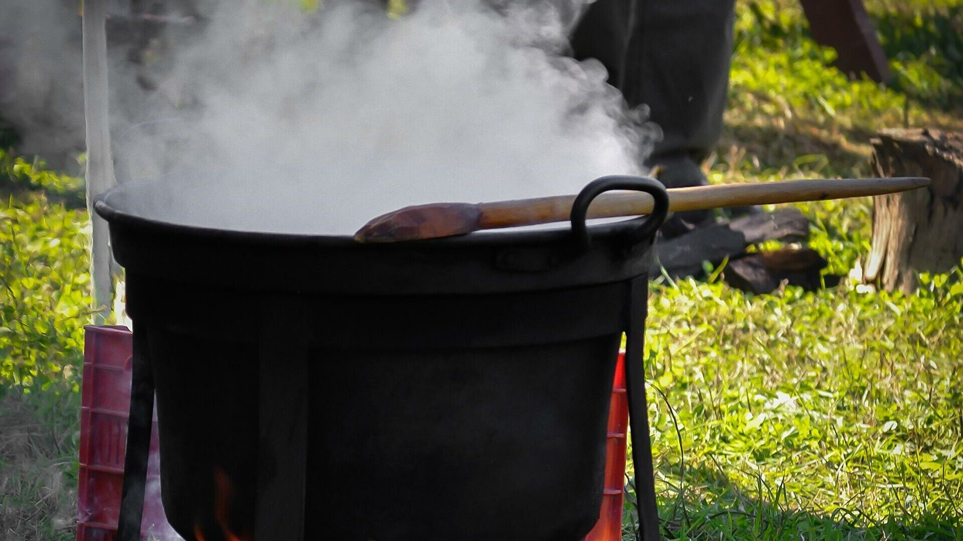 Φρικτός θάνατος για σεφ: Έπεσε σε καζάνι με καυτή σούπα
