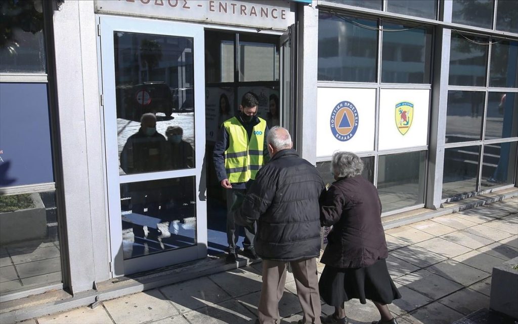 Κοινωνικός αποκλεισμός από την κυβέρνηση στις ηλικίες 50-70 ετών που δε θέλουν να εμβολιαστούν