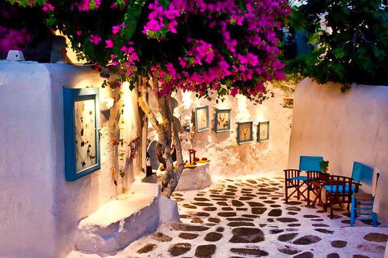 «Καυτές» εμφανίσεις στα σοκάκια της Μυκόνου προκαλούν «σεισμό» στο νησί (βίντεο)