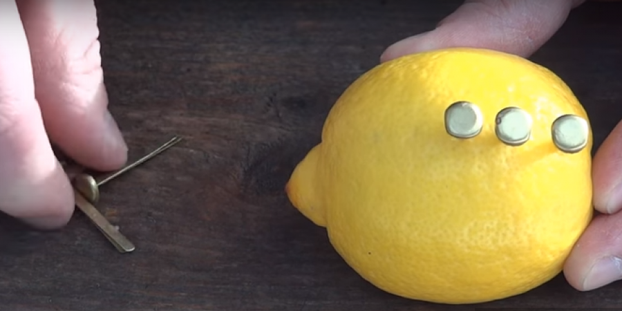 Δείτε πως μπορείτε να ανάψετε φωτιά χρησιμοποιώντας ένα… λεμόνι (βίντεο)