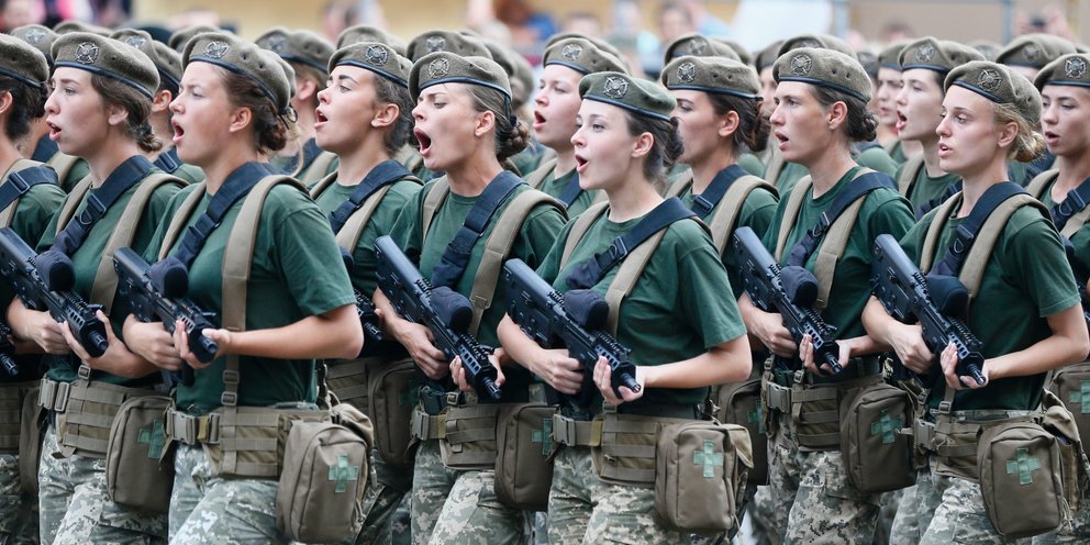 Ουκρανία: Θύελλα αντιδράσεων για τις στρατιωτίνες που θέλουν να παρελάσουν με… γόβες