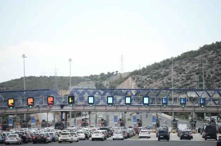 «Όπου… φύγει φύγει» οι Αθηναίοι πριν την εφαρμογή των νέων μέτρων – Αυξημένη η κίνηση στα διόδια (φωτο)