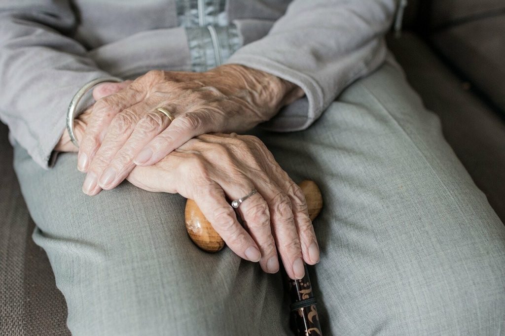 Ζέστη: Τι πρέπει να προσέχουν οι ηλικιωμένοι